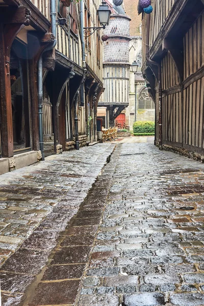 Huurkazerne huizen in oude stad van Troyes — Stockfoto
