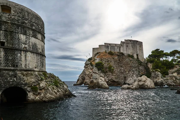 Прибрежные Скалы Средневековые Оборонительные Стены Городе Дубровник Хорватии — стоковое фото