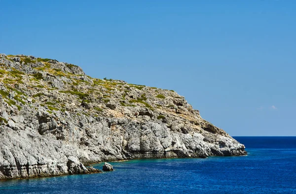 Rocky cliff at the edge of the Mediterranean Sea — Stock Photo, Image