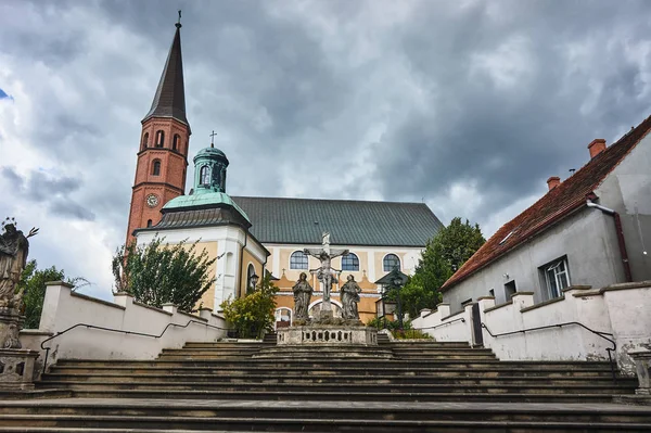 Kilisenin merdivenlerinde Barok heykel