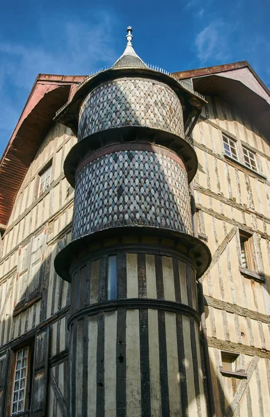 Historische huurkazerne huis in de oude stad — Stockfoto