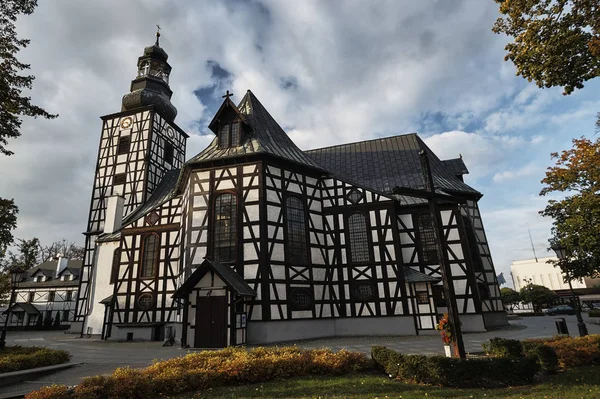 Um edifício histórico de meia-madeira de uma igreja protestante — Fotografia de Stock
