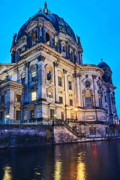 福音派教堂在柏林施普雷河 — 图库照片