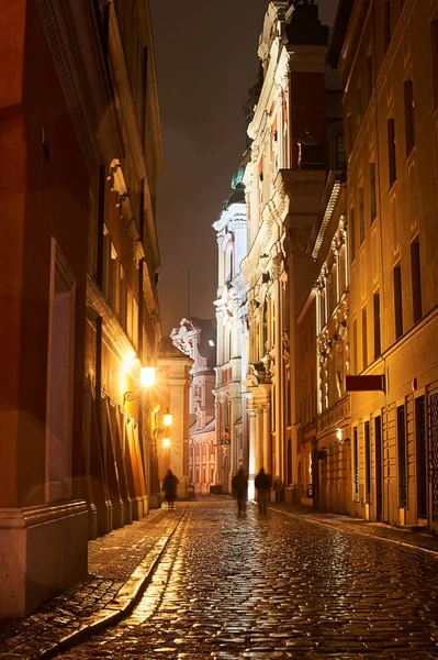 Barokke Kerk Geplaveide Straat Nachts Poznan — Stockfoto