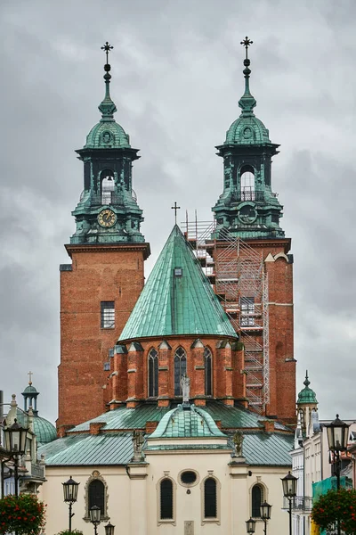グニェズノのゴシック様式の大聖堂の屋根の上の足場 — ストック写真