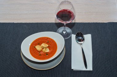 Plaka restoran kremalı domates ile