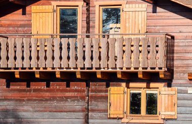Fransız Sabaudia Alpleri 'nde bir kırsal kulübe Ahşap balkon