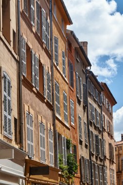 Fransa 'nın Aix-en-Provence kentindeki evlerin camlarında panjurlar var.