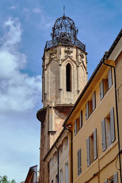 法国普罗旺斯教堂的钟楼 — 图库照片