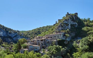 Taş binaları ve Fransa kayalık yamaçta bir ortaçağ kalesi kalıntıları ediyor