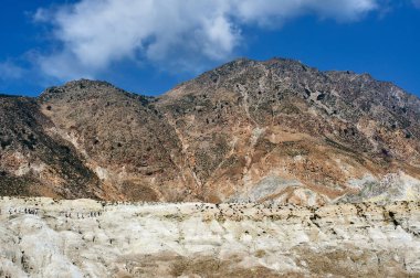 Nisyros adasındaki aktif bir volkanın krateri.