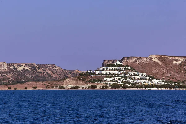岛上岩石斜坡上的希腊小镇 — 图库照片
