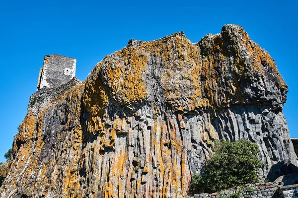フランスでは岩の上の中世の城の塔の遺跡 — ストック写真