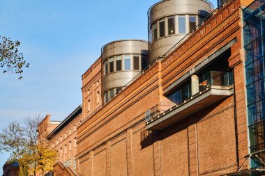 Duvar kırmızı-tuğla eski bira fabrikasında Poznan bina