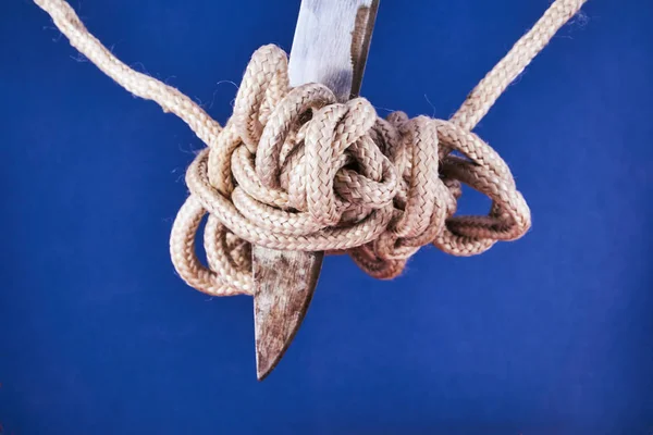 Tangled Knot Rope Knife Blade Blue Background — Stock Photo, Image