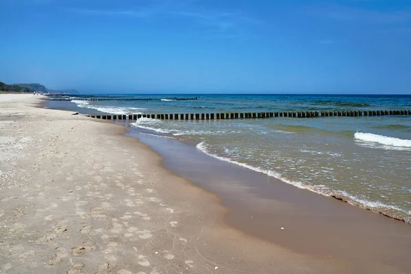 Piaszczysta Plaża Drewniane Falochrony Nad Bałtykiem — Zdjęcie stockowe