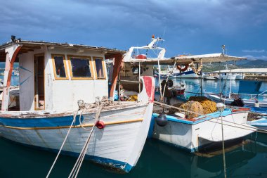 Balıkçı tekneleri limanda Yunanistan Lefkada Adası üzerinde