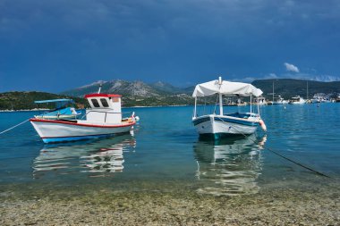 Balıkçı tekneleri limanda Yunanistan Lefkada Adası üzerinde