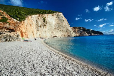 Plaj ve kayalık uçurum Lefkada Yunan Adası