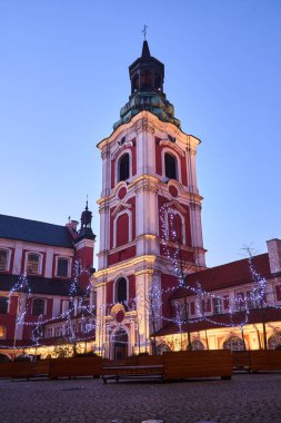 Barok binalar eski manastır ve Noel süslemeleri Poznan şehri
