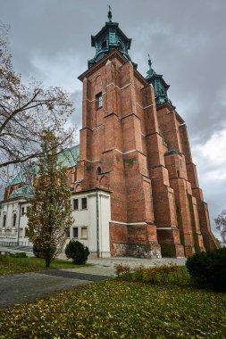 Gniezno Gotik Katedrali kuleleri