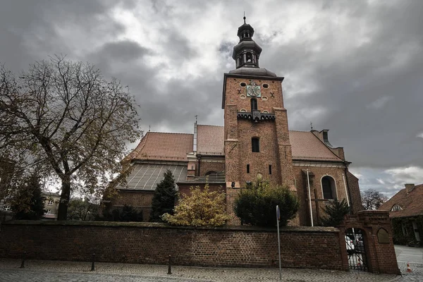 Cegła Średniowiecznym Murem Gotycki Kościół Farny Dzwonnicą Gnieźnie — Zdjęcie stockowe