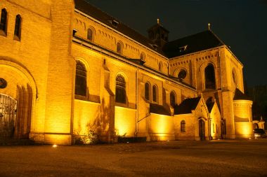 Geceleri neo-Gotik kilise Poznan