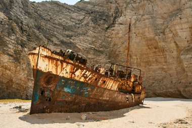 Zakynthos adada kayalık bir plajda paslı bir gemi enkazı