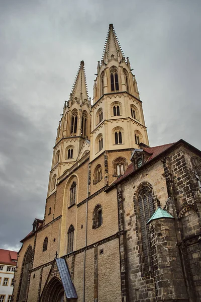 ドイツのロンドン市内のゴシック大聖堂の鐘楼 — ストック写真