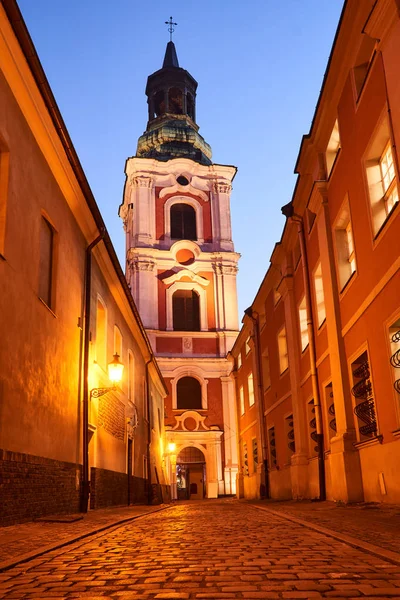 Kullerstensbelagda Gatan Och Barocka Torn Den Tidigare Klostret Kvällen Poznan — Stockfoto