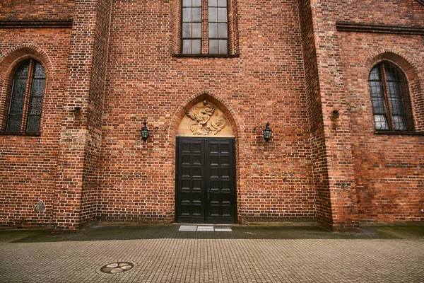 Portal Com Uma Escultura Portas Uma Igreja Gótica Poznan — Fotografia de Stock