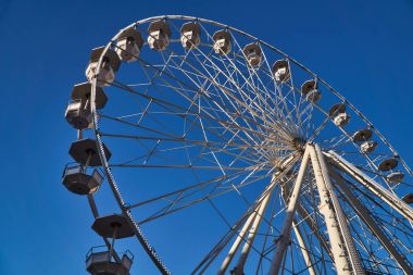 İnşaat ve Poznan gökyüzüne karşı dönme dolap vagonlar