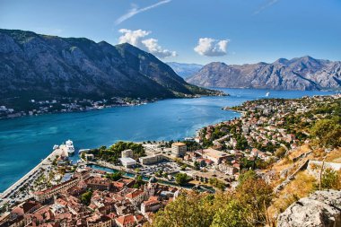 Dağlar, defne ve Karadağ Kotor şehir görünümünü