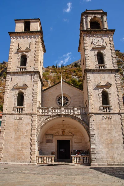 Klocktorn Och Ingången Till Den Medeltida Kyrkan Den Staden Kotor — Stockfoto