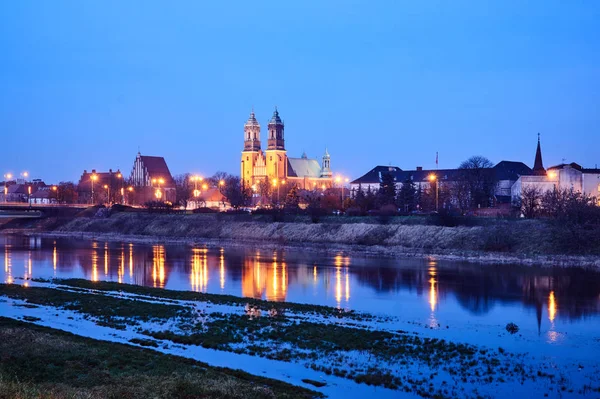 Nehir Warta Poznan Gece Kuleleri Katedral Kentsel Peyzaj — Stok fotoğraf