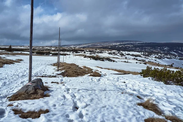 Enterrado Trilha Caminhadas Neve Nas Montanhas Gigantes Polônia — Fotografia de Stock