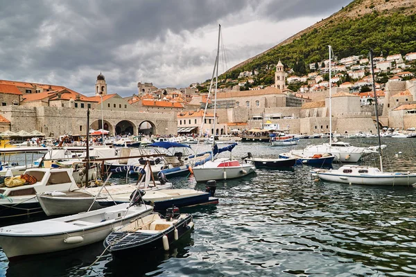 Яхта Порт Середньовічних Будівель Місті Дубровником Хорватії — стокове фото