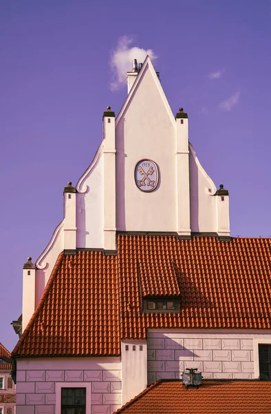 Byggnad Med Vapen Och Taket Med Röda Tegeltak — Stockfoto