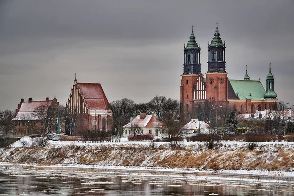 Urbana Landskap Med Floden Warta Och Katedralen Tornen Vintern Poznan — Stockfoto
