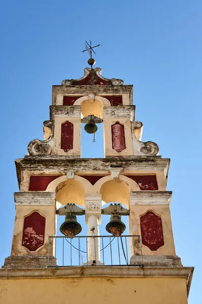 希腊科孚岛上有铃铛的教堂塔 — 图库照片