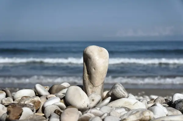 石や小石ギリシャ コルフ島のビーチで — ストック写真