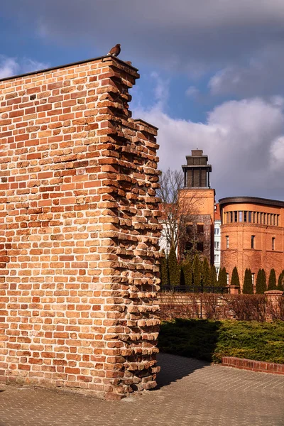 Bir Ortaçağ Savunma Duvar Kırmızı Tuğla Binalar Poznan Parçası — Stok fotoğraf