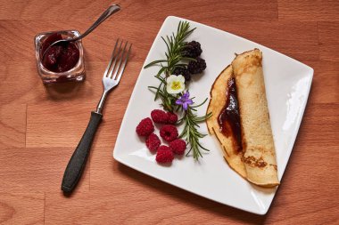 Gözleme ve bir ahşap masa üstü meyve tabağı