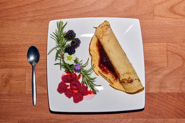 パンケーキと木製のテーブルの上の果物プレート — ストック写真