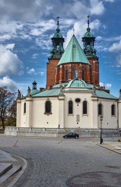 Gniezno Gotik Katedrali sokak yol açtı