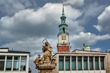 Anıt, townhouses ve eski pazar Poznan Belediye binasında