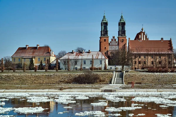 Urbana Landskap Med Floden Warta Och Katedralen Tornen Vintern Poznan — Stockfoto