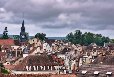 Çatılar ve Fransa ortaçağ bir kilisenin çan kulesi ile çatılar kiremit