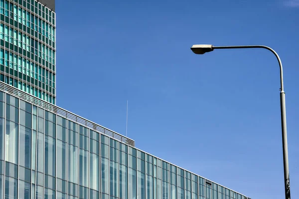 Straat Lamp Gevel Van Moderne Gebouwen Poznan — Stockfoto