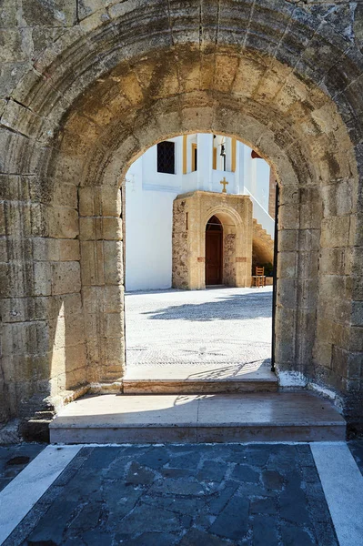 罗兹岛上的正统修道院的石门和庭院 — 图库照片